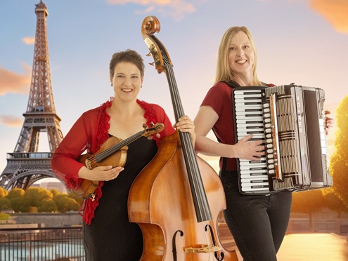 Stefanie Pagnia mit Geige & Kontrabass, Claudia Burkhardt mit Akkordeon, der Eifelturm im Hintergrund