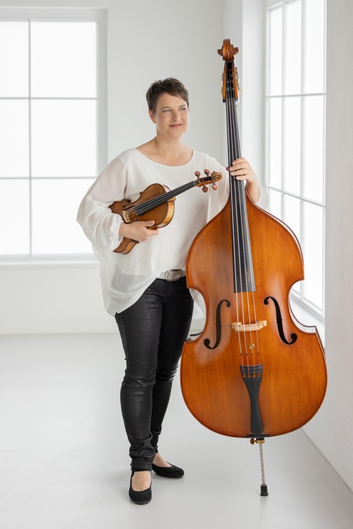 Stefanie Pagnia präsentiert ihre beiden Musikinstrumente Geige und Kontrabass