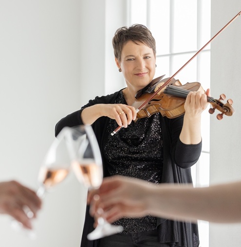 Stefanie Pagnia spielt Geige zum Sektempfang