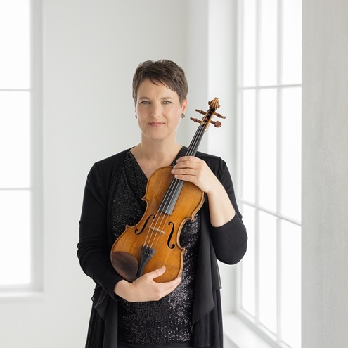 Stefanie Pagnia präsentiert ihre Geige