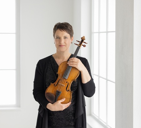 Stefanie Pagnia hält ihre Geige