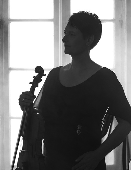 Stefanie Pagnia als Schattenbild vor einem Fenster mit Violine in der Hand
