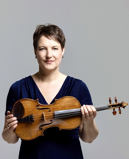 Stefanie Pagnia mit ihrer Geige