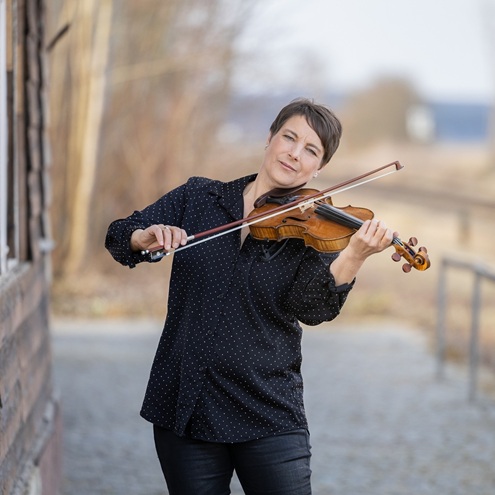 Stefanie Pagnia spielt Geige vorm Bahnhof Fellheim