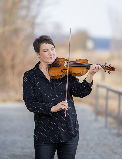Stefanie Pagnia spielt vorm Bahnhof Fellheim tief berührt ihre Musik