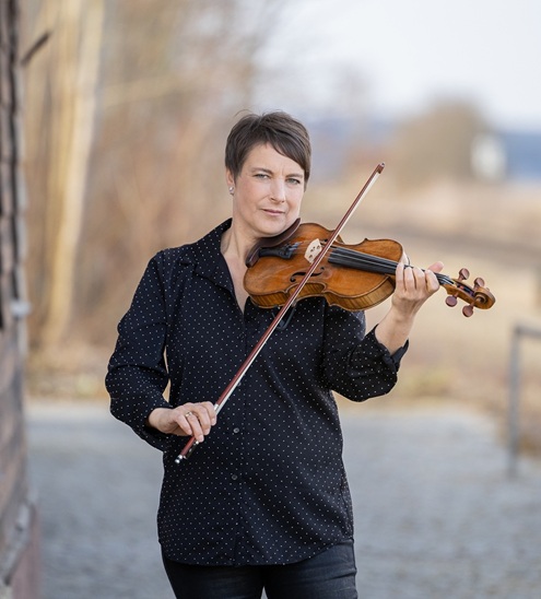 Stefanie Pagnia spielt berührende Musik vorm Bahnhof Fellheim
