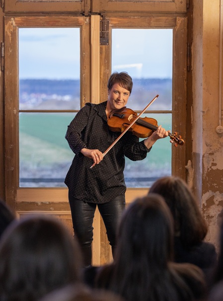 Stefanie Pagnia spielt Geige im Bahnhof Fellheim beim KulturPlausch der Allgäu GmbH