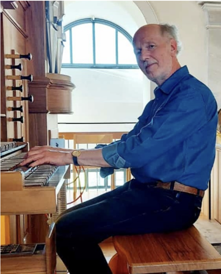 Kurt Renner sitzt an einer Orgel
